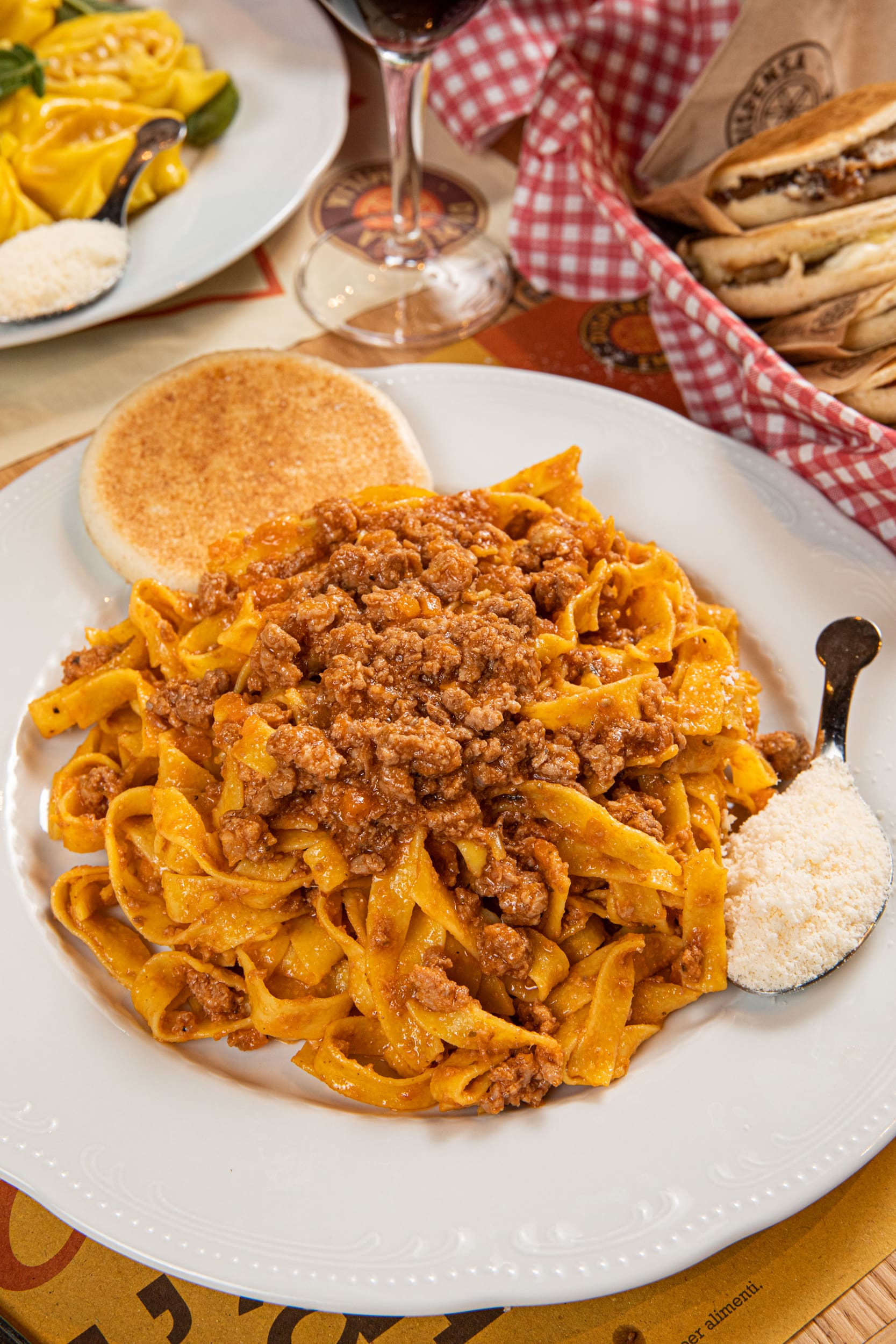 pasta fresca tipica emiliana con ragù