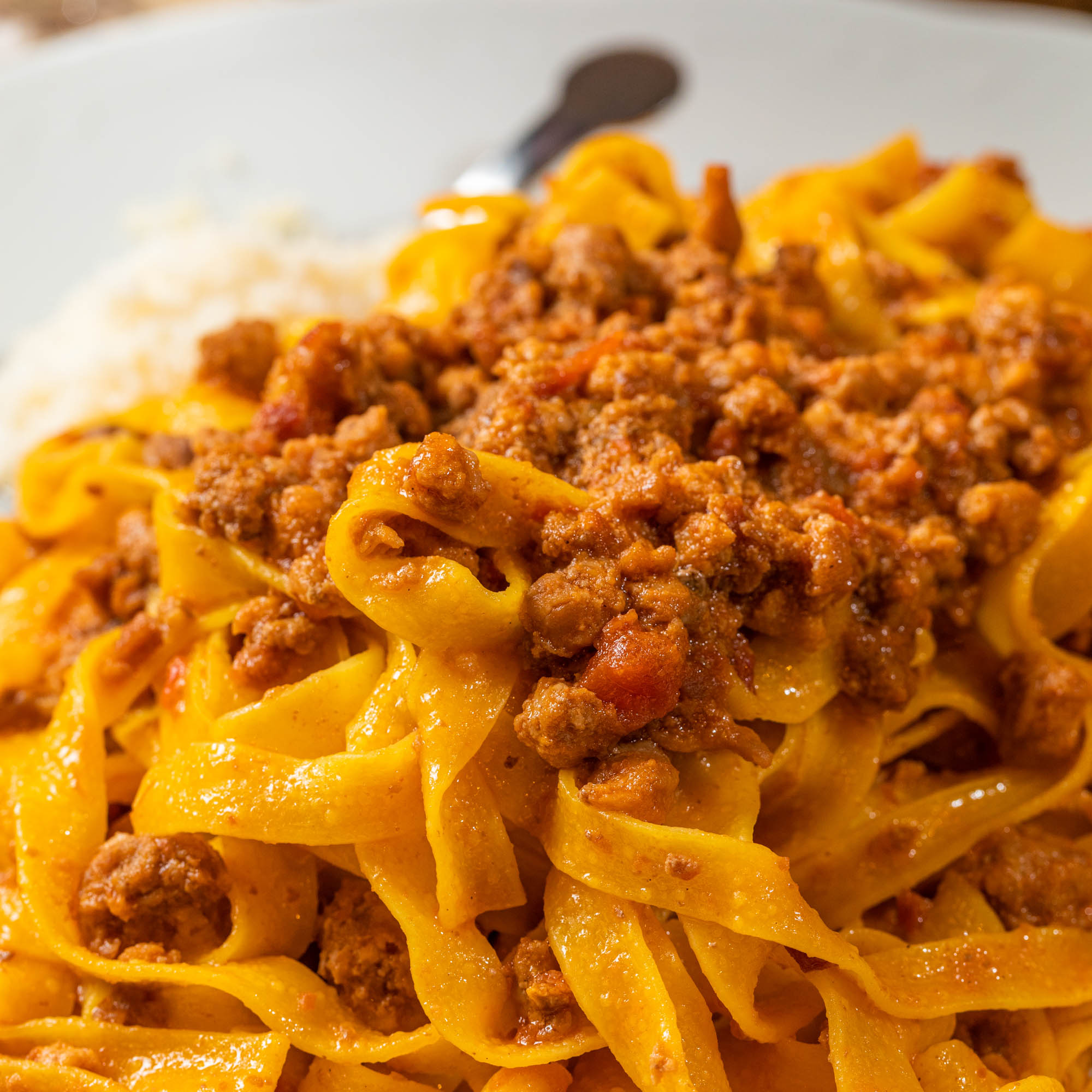 Taglio di carne macinata nel ragù bolognese